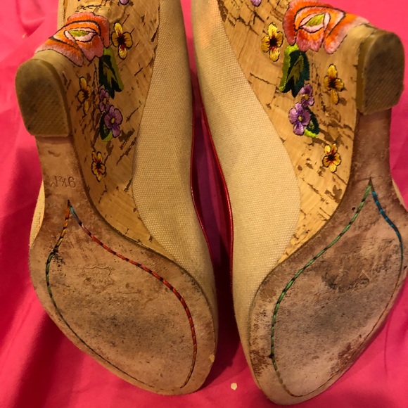 💐💐Betsey Johnson Peep Toe Wedge w/ Embroiderey🌸 - Picture 9 of 10